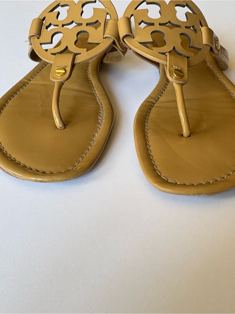 Tory Burch Miller Tan Patent Sandals Old Money Quiet Luxury Slip On Casual Chic - Picture 4 of 10